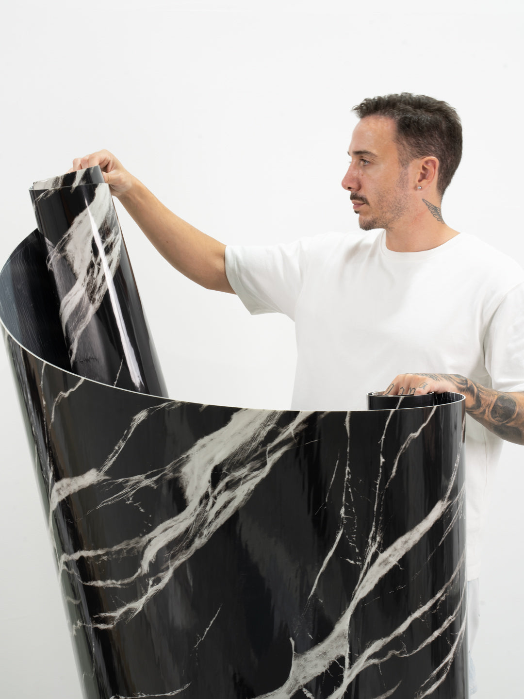 Nero Marquinia - Rotolo Adesivo da Parete Marmorizzato - 120x300 cm colore Nero e Bianco 11697-24