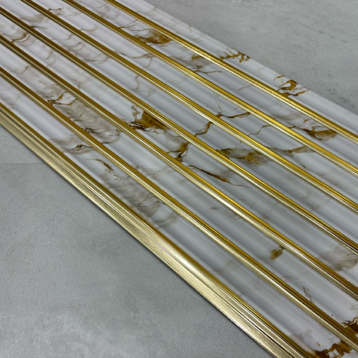 Doga da Parete PVC 25 x290 - Colore Bianco e Oro